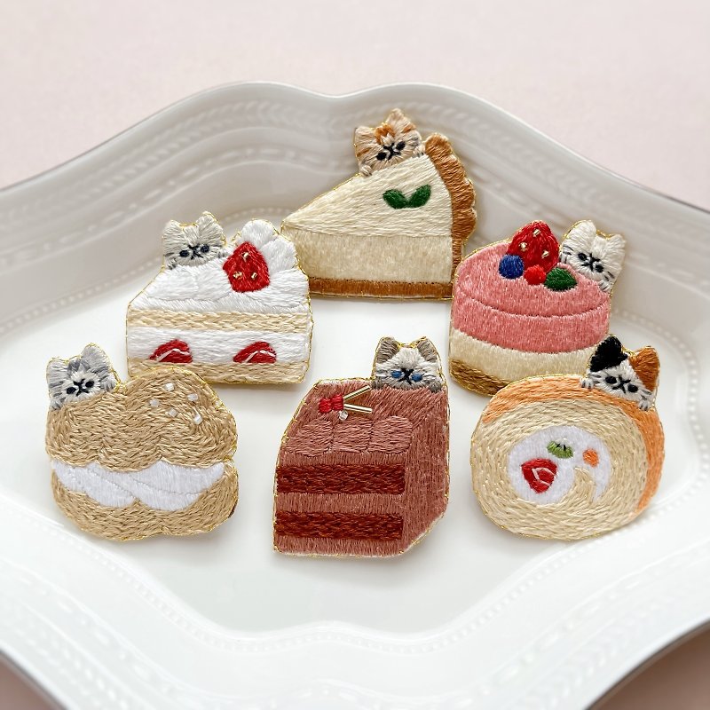 cake and cat embroidery brooch - Brooches - Thread Multicolor