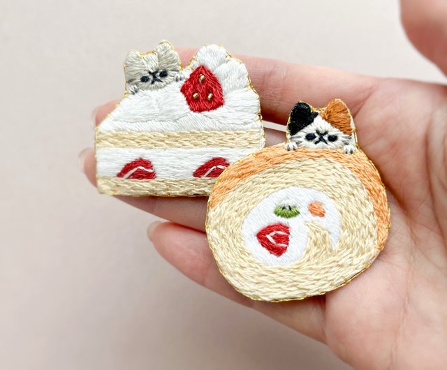 ケーキと猫の刺繍ブローチ - ショップ ちむねこ ブローチ - Pinkoi