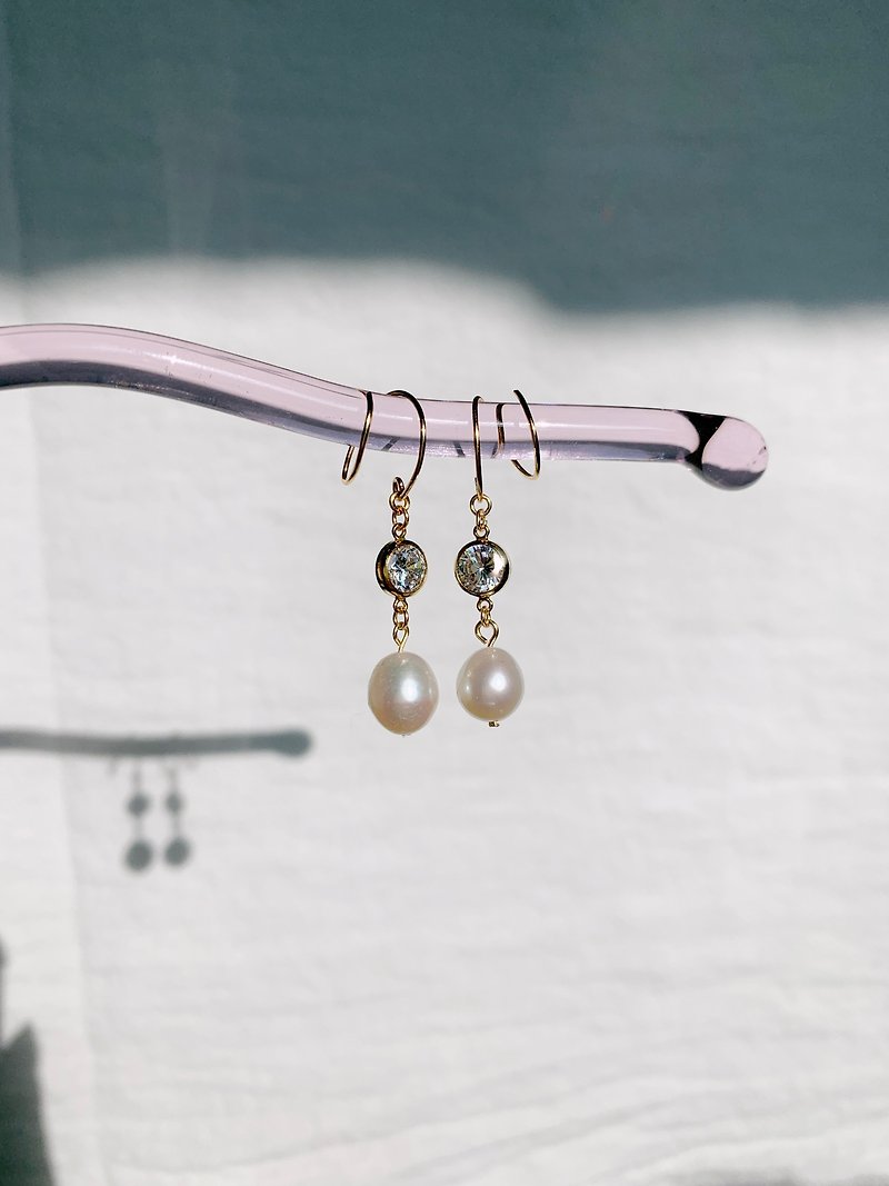 Hera Spiral Hoop Dangle Pearl Earrings - 14K Gold Filled - ต่างหู - ไข่มุก ขาว