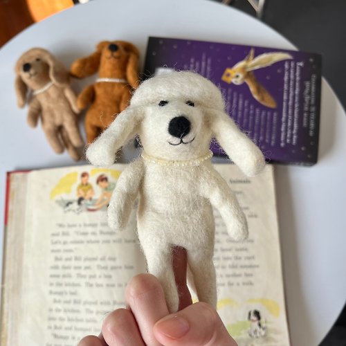 安選物羊毛氈 Ganapati Crafts Co. 羊毛氈手指偶 - 戴珍珠項鏈的貴賓狗 / 白色 / 白貴賓狗