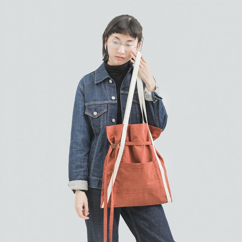 Rin ACE TOTE 2.0 - Brick Red Apron Imagine A Tote Bag Handbag - กระเป๋าถือ - ผ้าฝ้าย/ผ้าลินิน สีแดง