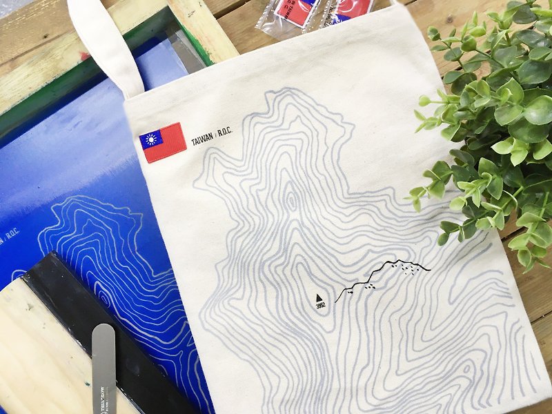 Handmade silk-printing of Taiwanese mountains and water veins-Yushan contour electric embroidered flag Taiwan water veins and outlying islands - Messenger Bags & Sling Bags - Cotton & Hemp White
