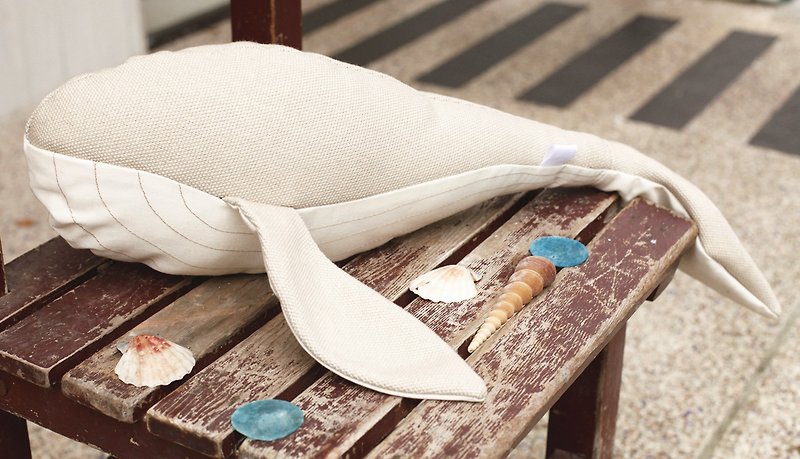 【Philomia]麻キャンバス色手作りクジラ枕（大） - 枕・クッション - その他の素材 ゴールド