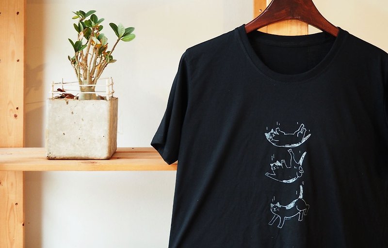T shirt black color moving with cat cotton hand print with gray color - 中性衛衣/T 恤 - 棉．麻 黑色