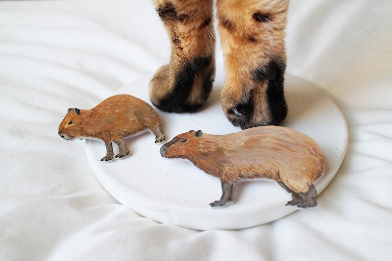 Capybara / hand-painted brooch / a set of two - Brooches - Acrylic Brown