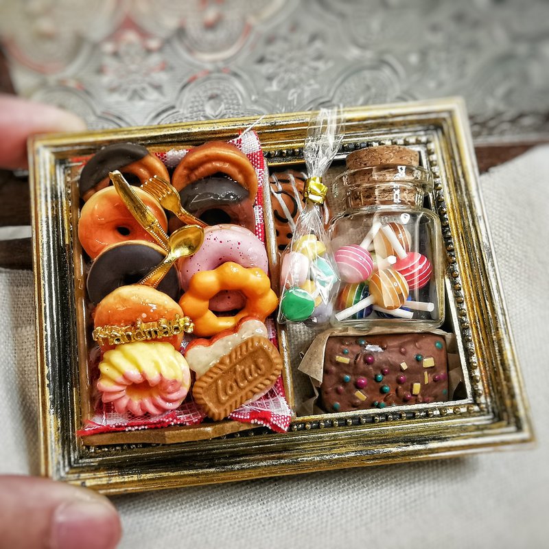 [Original Western Dessert Handmade] Simulated High Tea Miniature Scene Photo Frame Magnets and Decorations - Items for Display - Resin Brown