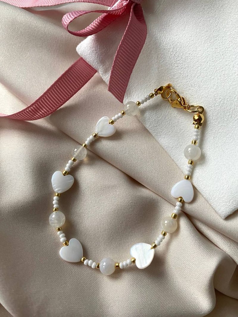 Beaded bracelet, Pearl bracelet, Womens bracelets, Bridesmaid bracelet, Bracelet - สร้อยข้อมือ - วัสดุอื่นๆ ขาว