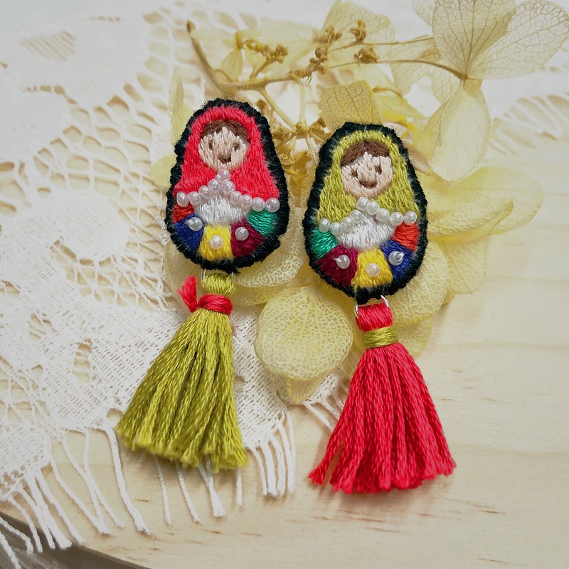 俄羅斯娃娃刺繡耳環(紅+綠) - 耳環/耳夾 - 繡線 多色