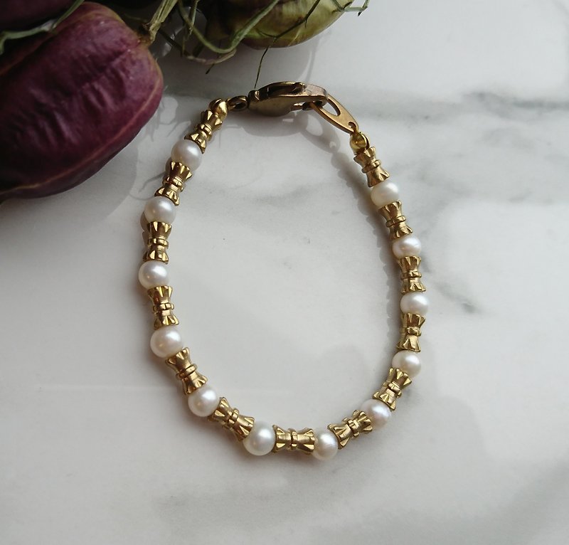Freshwater Pearl and brass bracelet - สร้อยข้อมือ - โลหะ ขาว