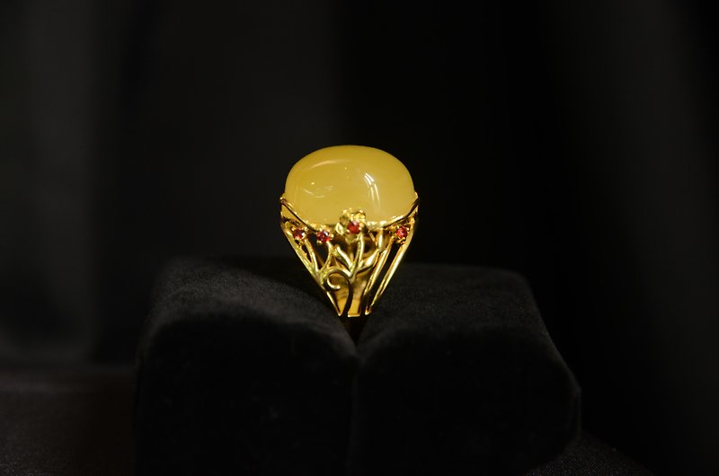 [Amber natural amber ring] natural amber ring face 925 Silver crossing gold adjustable atmosphere ring - General Rings - Semi-Precious Stones Yellow