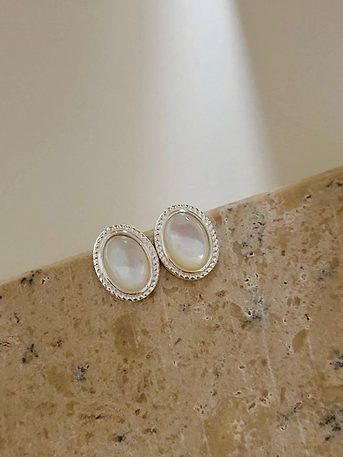 A.pearl 水晶純銀輕珠寶 溫柔珠貝耳環/純銀/可改夾/輕珠寶