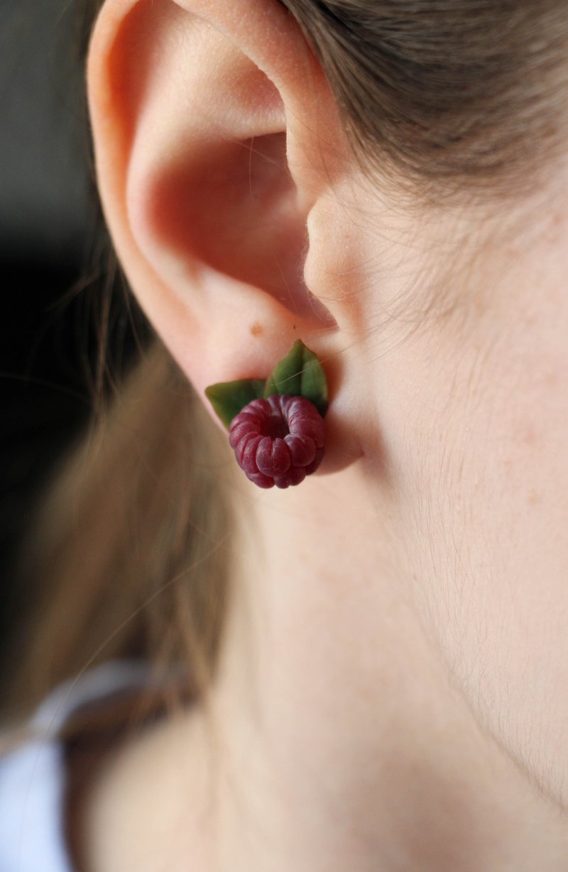 Summer earrings, Realistic raspberry stud earrings - 耳環/耳夾/耳骨夾 - 黏土 紅色