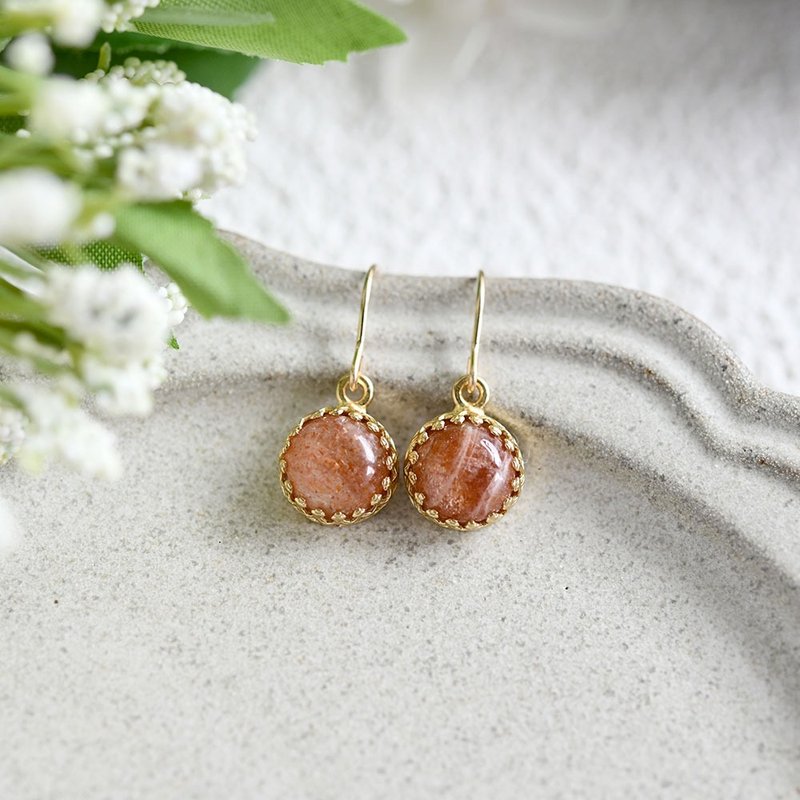 A Stone that brings peace of mind. Sparkling sunstone bezel earrings or Clip-On. - ต่างหู - เครื่องเพชรพลอย สีส้ม