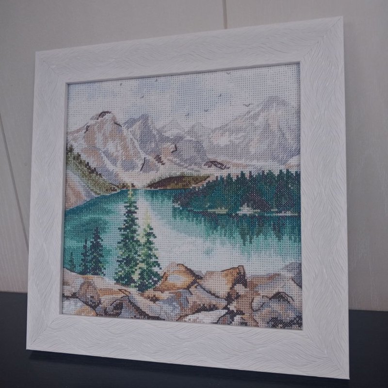 Handmade Moraine Lake painting, Canadian landscape wall art, for home decor - 壁貼/牆壁裝飾 - 繡線 藍色