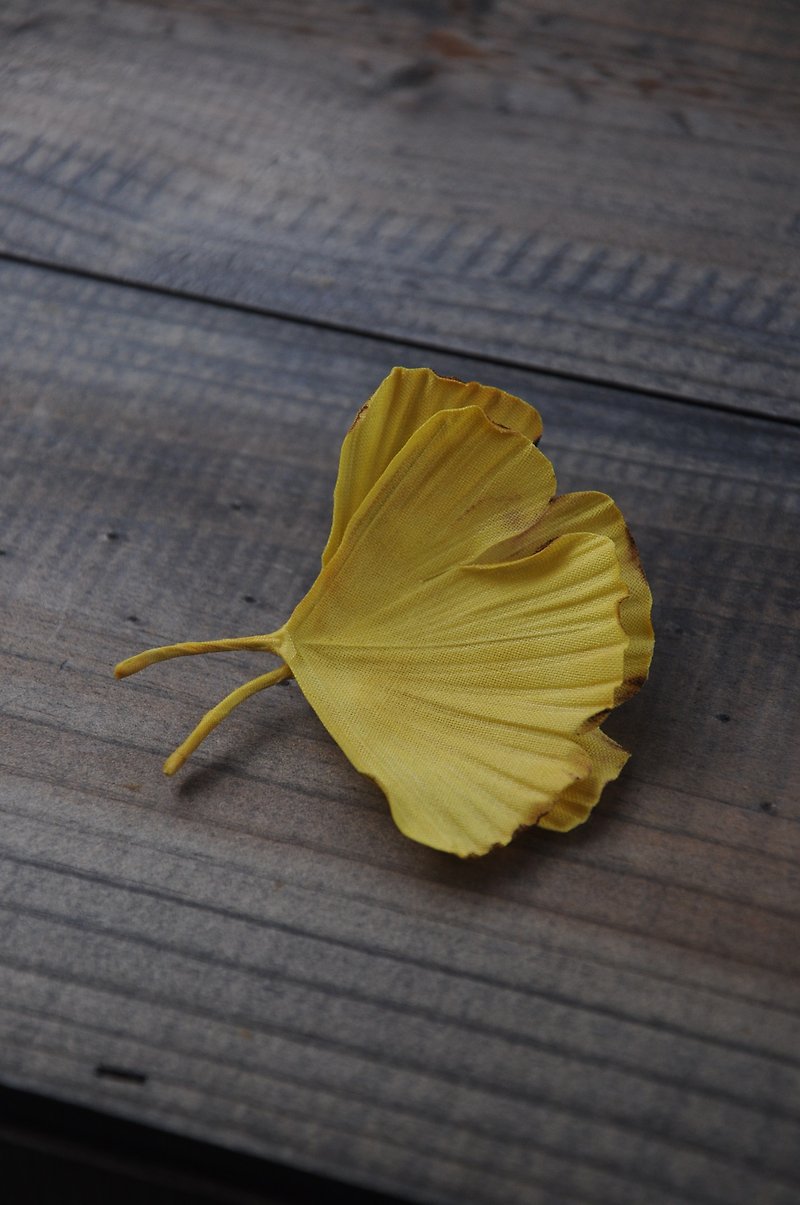 [Japanese dyed cloth flower craft] Ginkgo leaf brooch - Futaba | Heart needle | Accessories - Brooches - Cotton & Hemp Yellow
