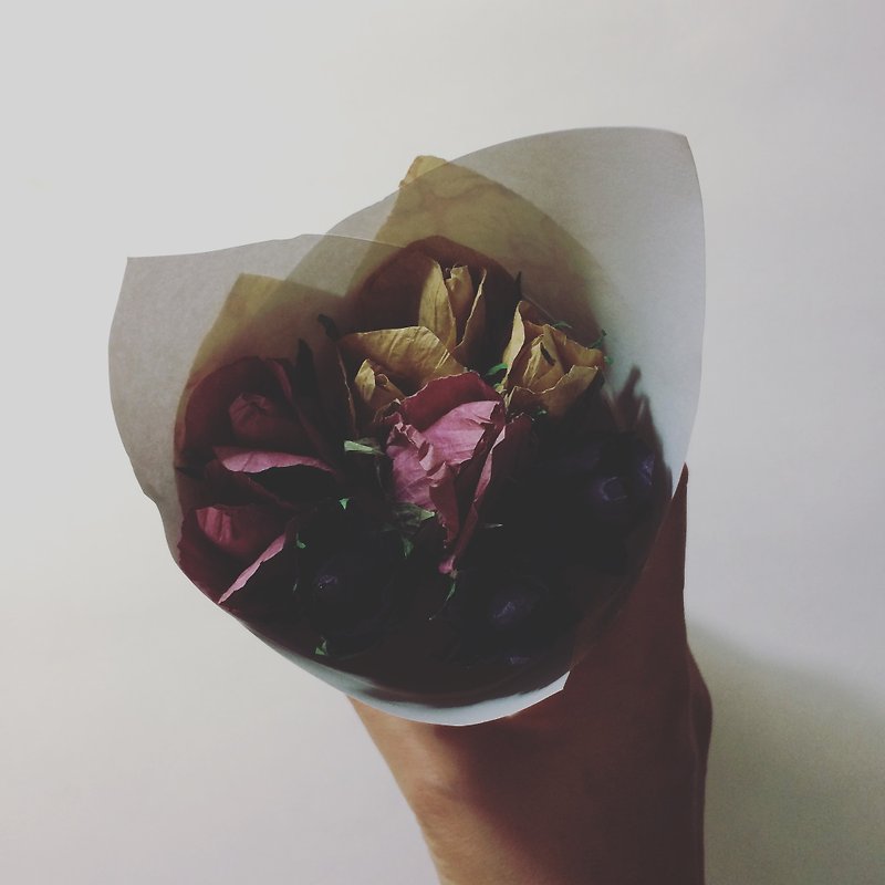 Reddy Deli / classic handmade hay pink paper roses bouquet / Italy imported wrapping paper / carton rose / Valentine's Day / Birthday / Wedding / Mother's Day / Foreign Film / Graduation / Confession - ตกแต่งต้นไม้ - กระดาษ สึชมพู