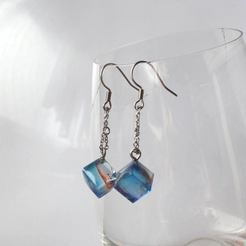 Blue Blooded / Dangling resin earrings / ICE DRIP - ต่างหู - เรซิน สีน้ำเงิน