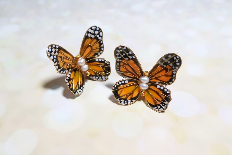 Great waving Miss Miss Paranoid paranoid monarch butterfly needle resin earrings 925 Silver - ต่างหู - วัสดุอื่นๆ สีส้ม