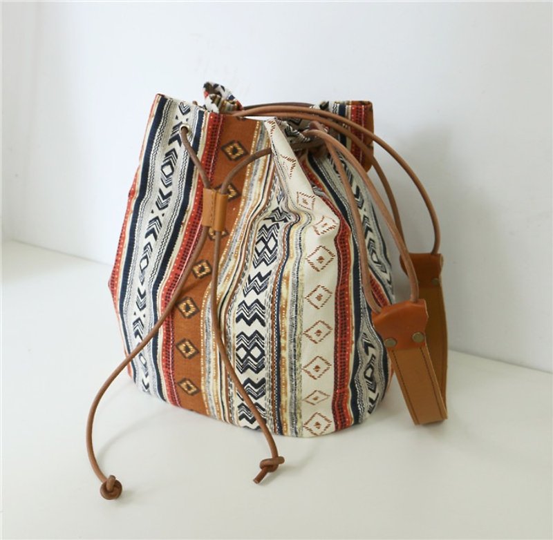 *Mingen Handiwork*Original Handmade Bohemian Canvas Bucket Bag XKB16001 - กระเป๋าแมสเซนเจอร์ - ผ้าฝ้าย/ผ้าลินิน สีนำ้ตาล