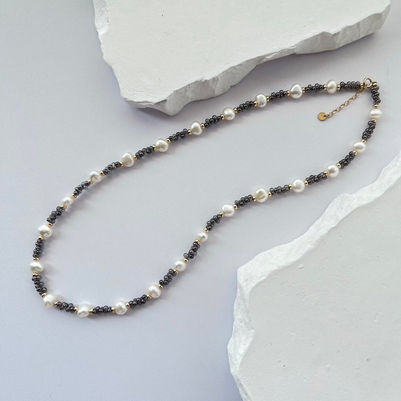 Midnight Elegance Pearl Necklace - สร้อยคอ - ไข่มุก ขาว