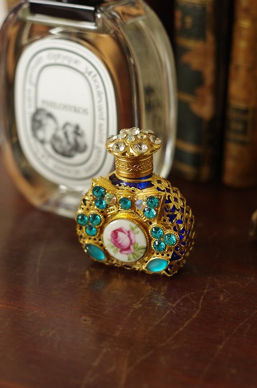 金銀寶貝 古董法國購入之老捷克掐絲雕花蝴蝶結玫瑰花放射藍玻璃香水罐