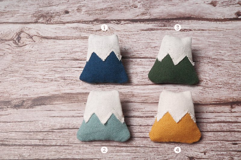 mount fuji pin - Brooches - Cotton & Hemp Multicolor