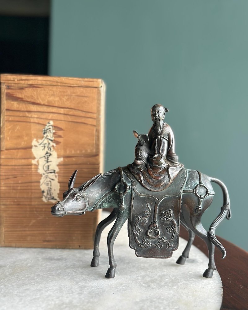 An old bronze incense burner with a Venerable riding a donkey and chanting poems and a sycamore wooden box - ของวางตกแต่ง - ทองแดงทองเหลือง 