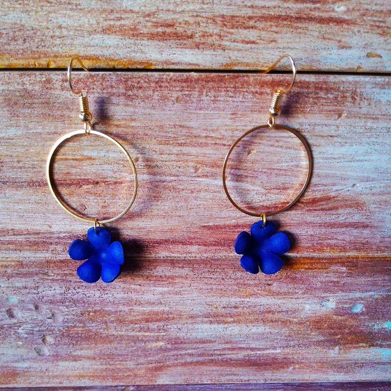 Leather small flower earrings large circle blue Kai handmade leather - Earrings & Clip-ons - Genuine Leather Blue