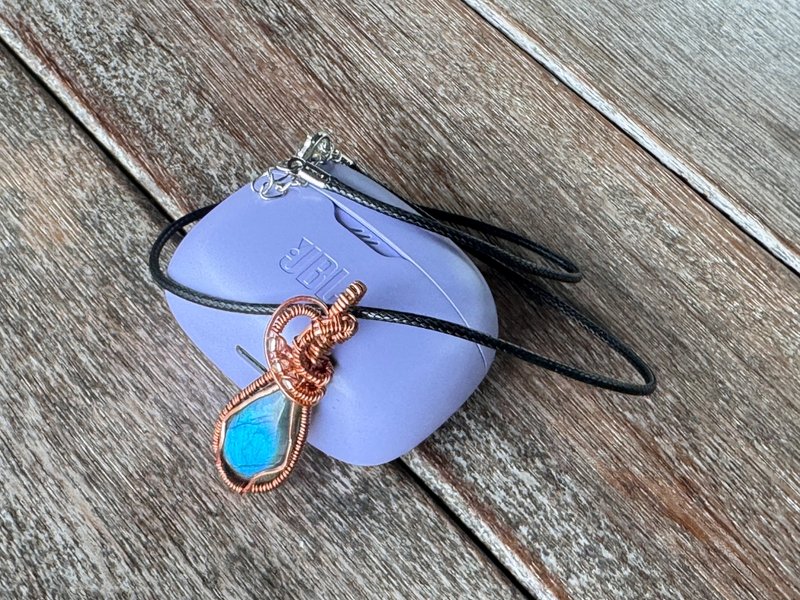 20251122 wire wrapping 拉長石 銅線 繞線 吊墮 - 項鍊 - 銅/黃銅 藍色