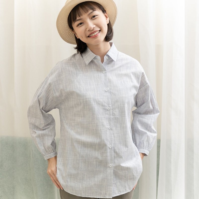 Hana Mokuba finely textured curved hem puff-sleeve shirt - เสื้อเชิ้ตผู้หญิง - ผ้าฝ้าย/ผ้าลินิน 