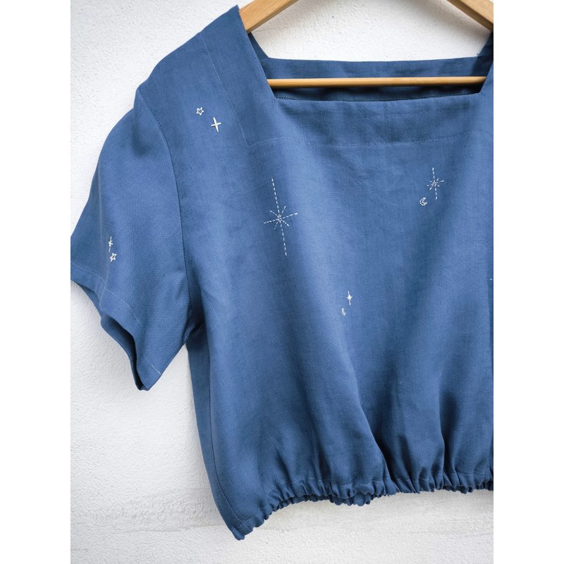 Embroidery | Linen | Blue Square Neck Short Sleeve Top - 女上衣/長袖上衣 - 棉．麻 藍色