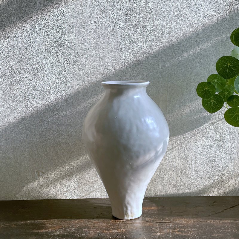 Hand pinched white porcelain flower vessel - เซรามิก - ดินเผา ขาว