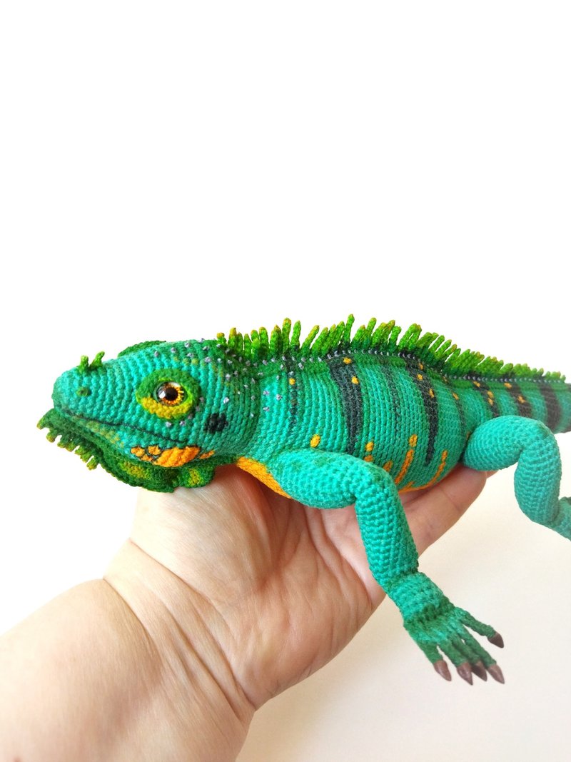 Realistic iguana toy. Interior figurine amigurumi lizard reptile. Stuffed animal - ตุ๊กตา - ผ้าฝ้าย/ผ้าลินิน สีเขียว