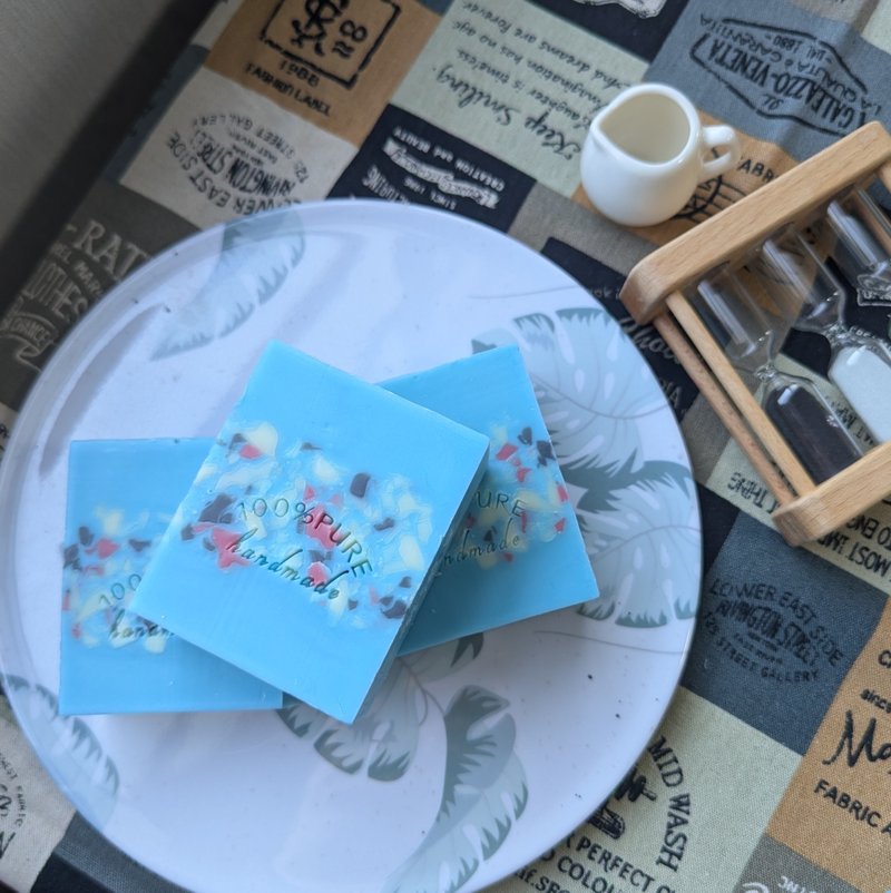 悠創Youtry 【湛藍微風】藍緞冷製皂 l 沐浴用 l 減塑包裝 - 肥皂/手工皂 - 植物．花 