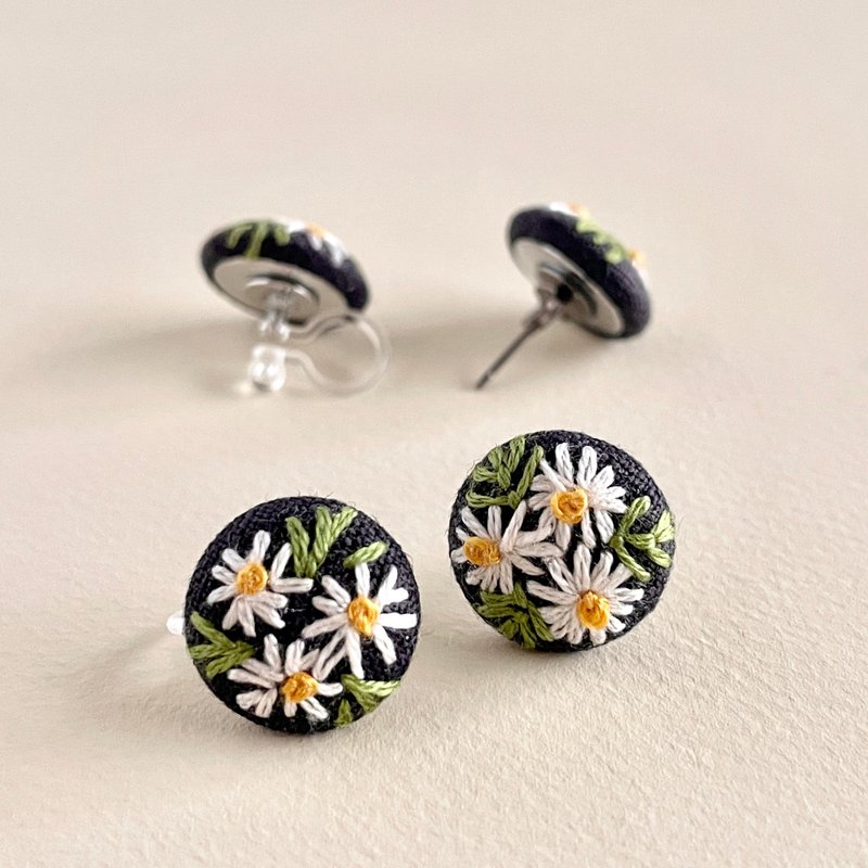 Flower lover embroidery earrings, non-pierced earrings, Clip-On , choice of fittings, daisy - ต่างหู - งานปัก สีดำ