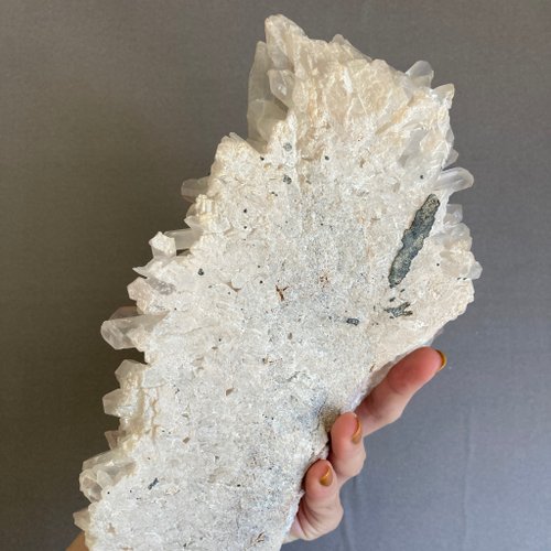 ホワイト水晶クラスター巨大マダガスカル産少しパープルの粉末