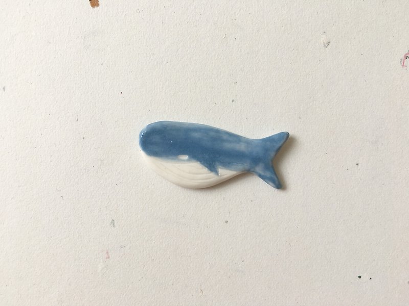 石の下で/沖縄の青いダークブルースカイブルークジラサメジンベエザメの水槽小さな海洋生物イルカのピンブローチピンのセラミックセラミックのボタン - ブローチ - 磁器 ブルー