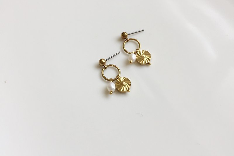 雨落 珍珠黃銅造型耳環 - 耳環/耳夾 - 寶石 金色