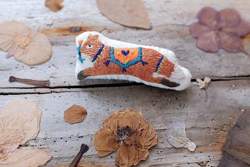 森林守護神 狐狸 最後一朵花 人手刺繡 立體棉扣針 - 胸針 - 繡線 多色