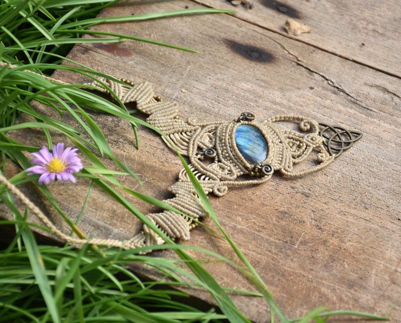 Beige macrame Lunar Goddess necklace, labradorite festival necklace - 項鍊 - 寶石 白色