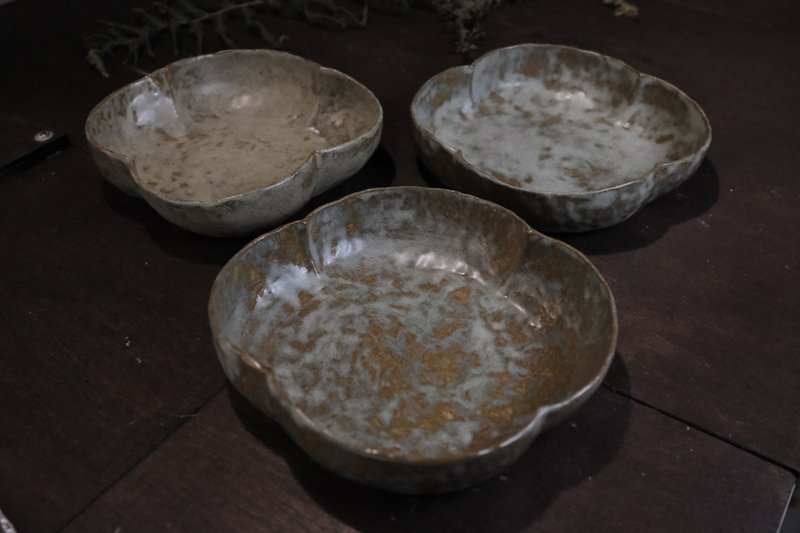 Four-petal flower disk l fog green l olive - Plates & Trays - Pottery 