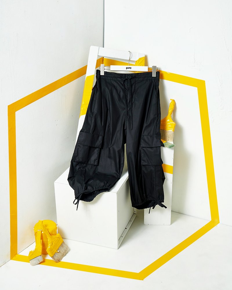 Bring a lantern pocket tooling belted cropped trousers - กางเกงขายาว - ผ้าฝ้าย/ผ้าลินิน สีดำ