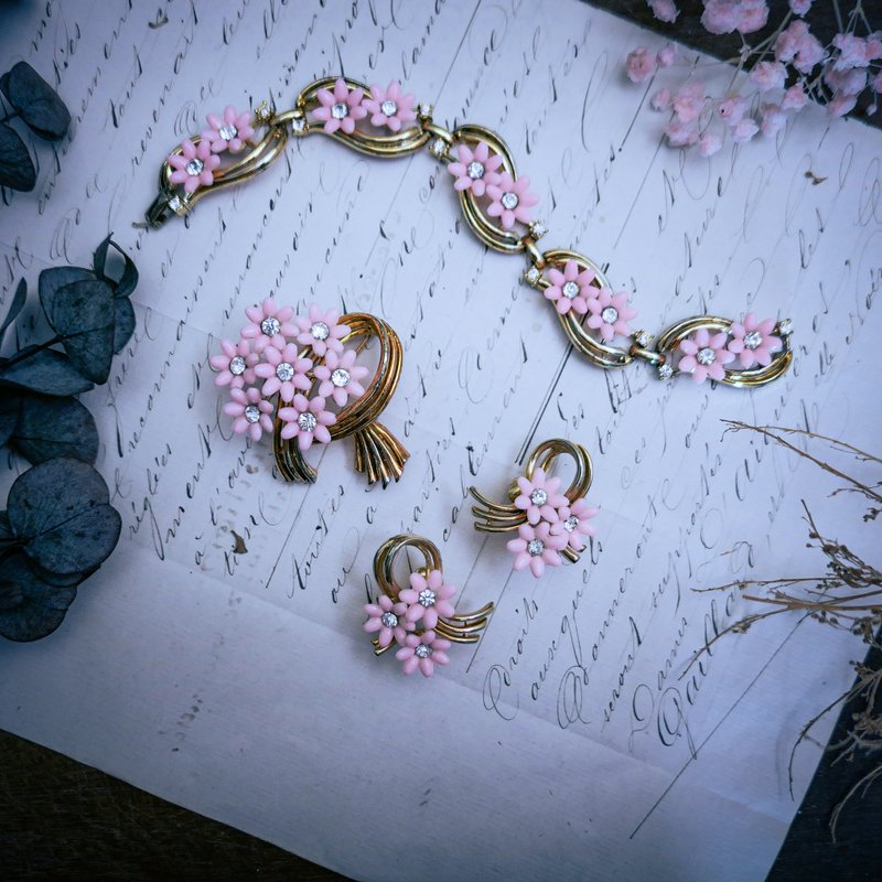 Coro 緞帶繁花套組 胸針耳環手鍊—美國古董首飾 Vintage Jewelry - 胸針 - 其他材質 粉紅色