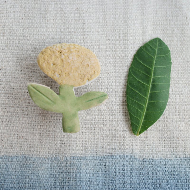 Yellow flower brooch / handmade ceramic - 胸針 - 陶 黃色