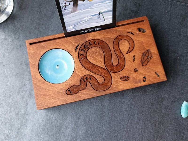 クリスタル スネーク タロット カードの表示。毎日のリーディング タロット アクセサリー カード ホルダー 1 つ - 置物 - 木製 ブラウン