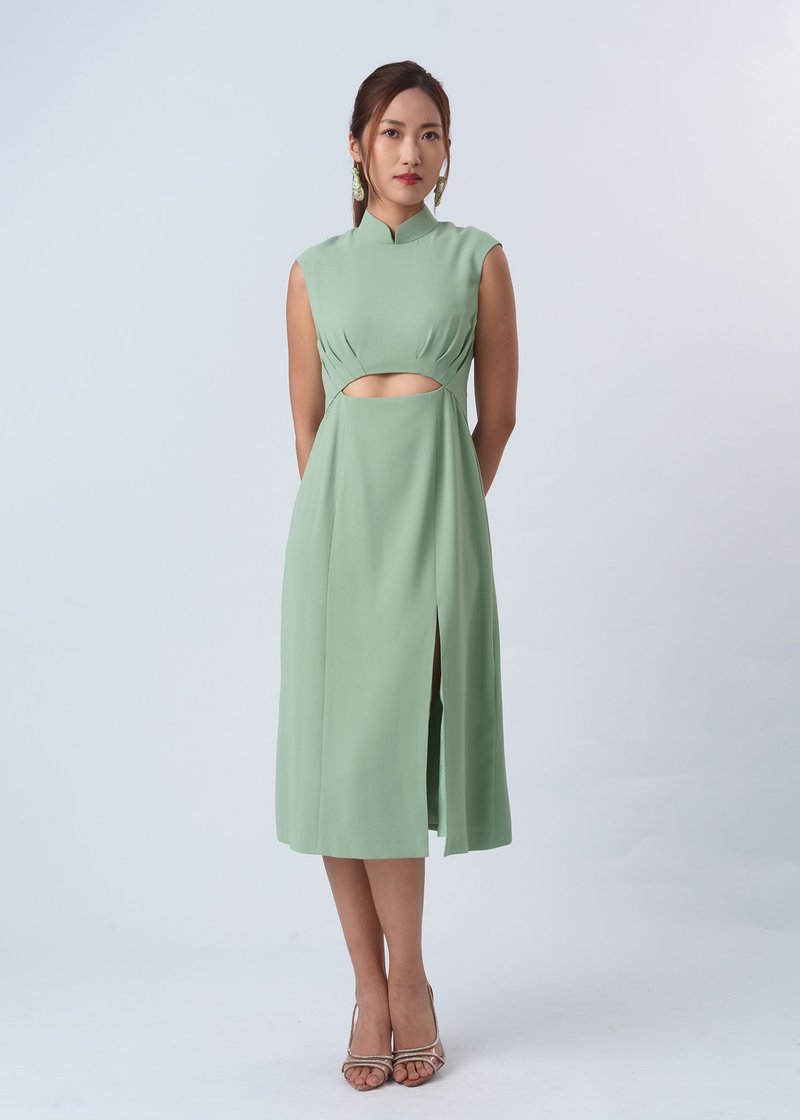 Extended Sleeves Cut Out Qipao (Green) - กี่เพ้า - เส้นใยสังเคราะห์ สีเขียว