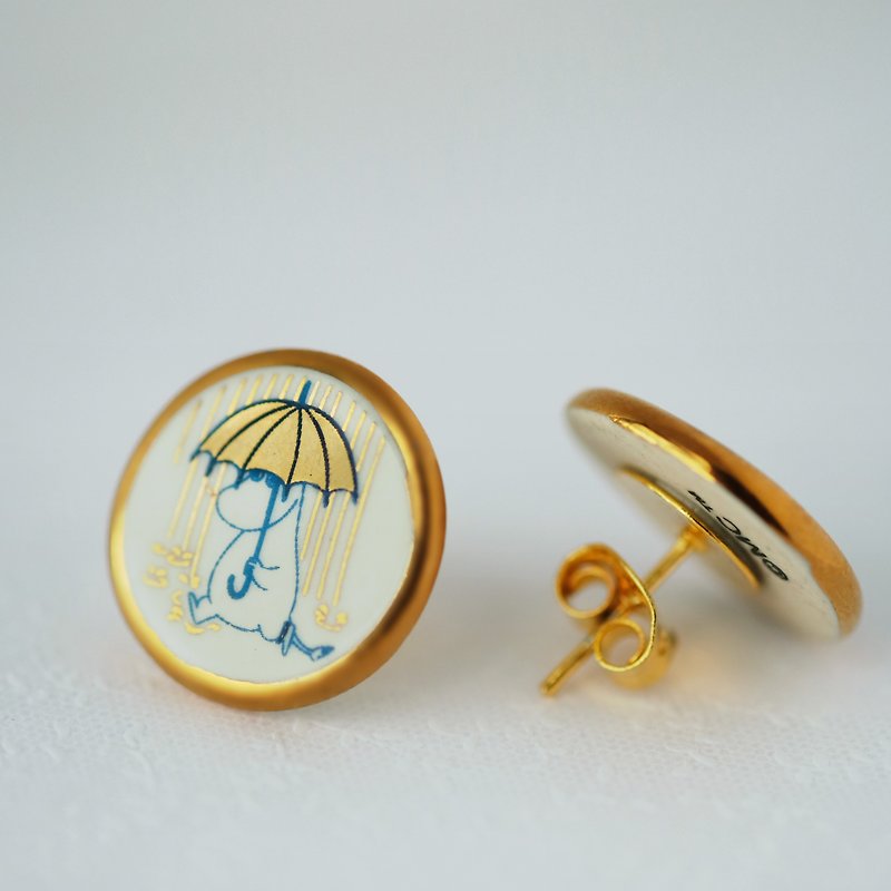Ceramic earring - SNORKMAIDEN in raining day - Earrings & Clip-ons - Pottery White