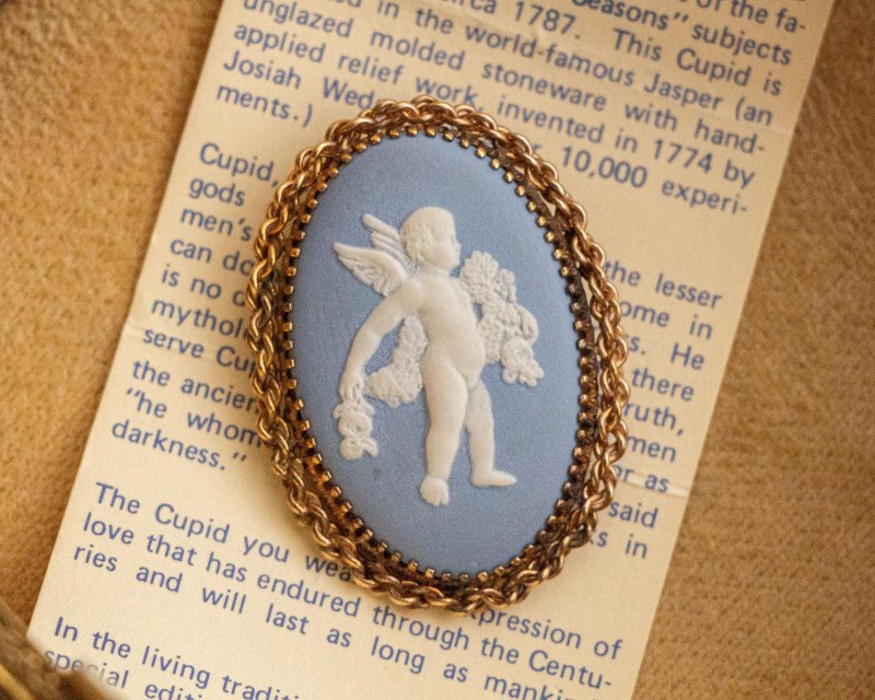 British Wedgwood brand antique Cupid embossed jade ceramic 12K gold-covered dual-use brooch pendant - Brooches - Porcelain Blue