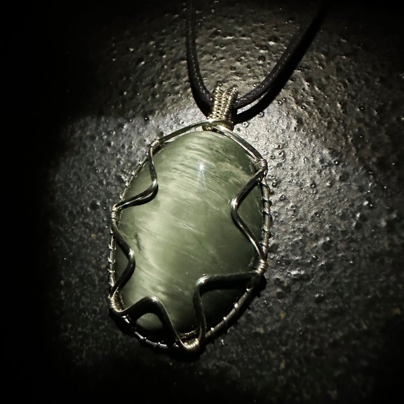 [Unique model] Juying green eagle eye Stone necklace (with leather strap) - Necklaces - Crystal Green