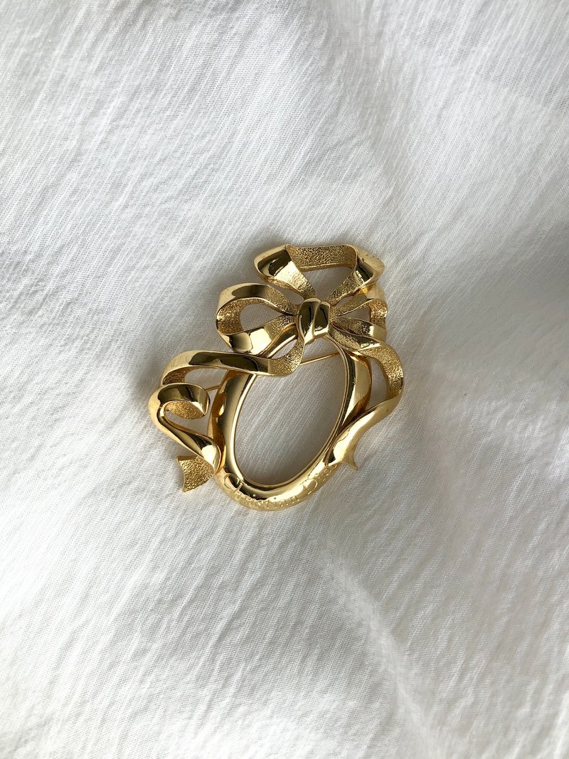 【 日本直送　名牌中古包 】Christian Dior クリスチャン ディオール ブローチ ゴールド リボン オーバル vintage オールド 4uz386 - 胸針 - 其他材質 金色